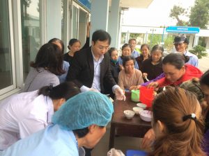 Hình ảnh Nhật An tặng cháo cho bệnh nhân nghèo – Bệnh Viện Yên Phong