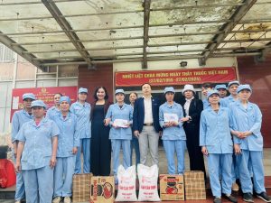 Công ty Nhật An trao quà chia sẻ với nhân viên vệ sinh có hoàn cảnh đặc biệt khó khăn tại công trình Bệnh viện đa khoa huyện Phú Xuyên